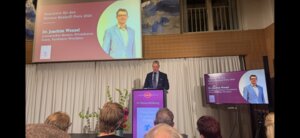 Hier stellt der Moderator Joachim Wenzel vor und erklärt, warum er für den Bonhoff-Preis nominiert wurde.