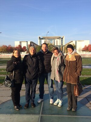 Unsere VGSD-Reisegruppe vor dem Bundeskanzleramt, Heidrun, Reinhard, Max, Conny und Sylvie (v.l.n.r.)