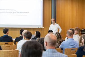 Oliver Nowotny (SportBrain) erklärt, wie man LinkedIn optimal zur Kundengewinnung nutzt