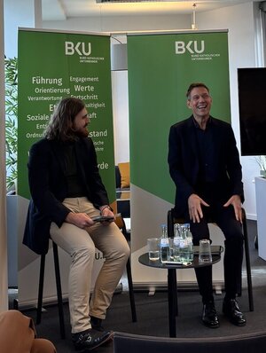 BKU-Geschäftsführer David Dekorsi (l.) im Gespräch mit René Obermann (Warburg Pincus, Airbus)