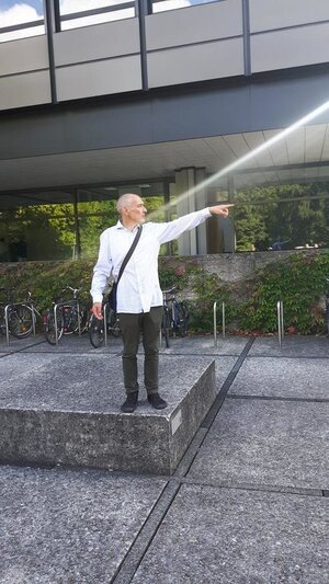 Thought-Starter Nr. 1: Reinhards deutlicher „Fingerzeig“ zum „Geldtempel“ – der Münchner Rückversicherung in der Königinstraße.
