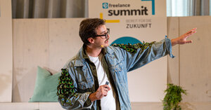 Bist du "Bereit für die Zukunft"? - So lautete das Motto des freelance summit 2026. Hier wirft KI-Experte und Gründer Tristan Posch einen Blick in die Zukunft der Selbstständigkeit