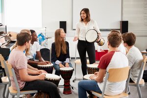 Musiklehrerin beim Unterricht – nur noch in Festanstellung möglich?
