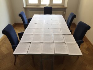 Beispielhaft haben wir die Petition auf dem Tisch unseres Besprechungsraums ausgelegt. 14 solcher Tische würden wir benötigen, um die Petition komplett auszulegen...