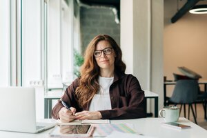 Gründungen im Nebenerwerb tragen das Gründungsgeschehen in Deutschland so stark wie nie zuvor. Der Frauenanteil von Gründerinnen im Nebenerwerb lag 2025 stabil bei 38 Prozent. 