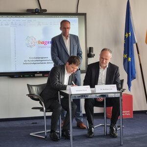 Sebastian Krauß und Andreas Lutz unterschreiben die Kooperationsvereinbarung zwischen Mittelstandsallianz und BAGSV