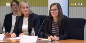 Johanna Röh (links) und ihre Begleiterin, Anwältin Angela Heinssen, vor dem Petitionsausschuss des Bundestags