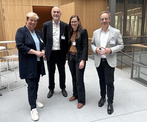 Im VGSD Politik-Tagebuch findest du regelmäßige Updates zu unserer politischen Arbeit. Hier: Unser Vorstandsvorsitzender Andreas Lutz (2. von links) mit Ingrid Obermeier (Vizepräsidentin IHK München und Oberbayern), Johanna Röh (Vorsitzende Mutterschutz für alle e.V.) und Dr. Florian Hartmann (HGF Westdeutscher Handwerkskammertag). 