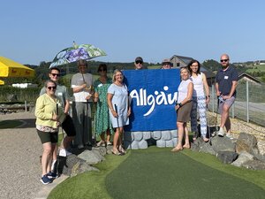 Gutgelaunte Regionalgruppe Allgäu auf dem Platz des Adventure Golf in Ottobeuren