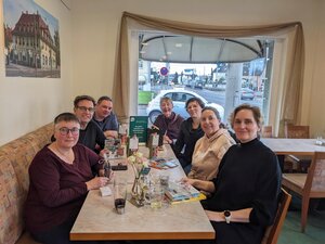 Wichtelgeschenke und erfrischend offene Gespräche – die Besucher des Adventsfrühstück in Karlsruhe hatten viele Gründe zum Strahlen!