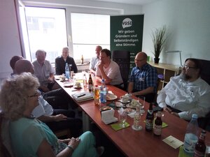 Die Bürogemeinschaft in der Hindenburgstraße öffnet für den Stammtisch ihre Türen;