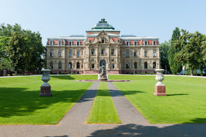 Zum Bundesgerichtshof gehöriges erbgroßherzogliches Palais mit Brunnen