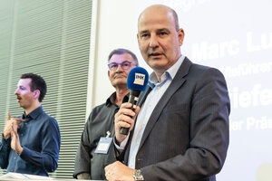 Johannes Nagler (Dolmetscher Gebärdensprache) übersetzt für MdB Heike Heubach (SPD), was Gerd Stiefel und Dr. Marc Lucassen sagen
