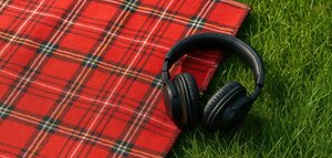 Rauf auf die Picknickdecke, Kopfhörer aufsetzen – und unsere Podcasts genießen! Viel Spaß dabei!