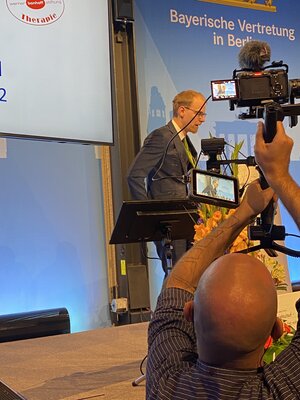 Preisträger Marco Scheel bei seiner kurzen Dankesrede, Foto Andreas Lutz