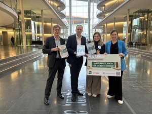 Petitionsübergabe vor dem Finanzausschuss: Sascha Müller MdB (Grüne), Jörn Freynick (Leiter Politik VGSD), Mara Weinert (Campaining openPetition) und Katharina Beck MdB (Grüne)