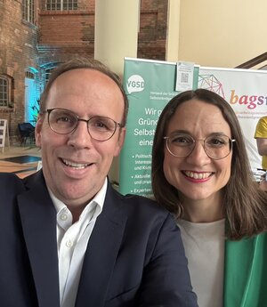Auch MdB Sandra Stein von den Grünen schaute an unserem Stand vorbei, hier mit unserem politischen Leiter Jörn Freynick.