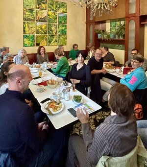 Egal ob Franzbrötchen oder Croissant, Kaffee oder O-Saft, unser Business-Frühstück findet immer am dritten Montag des Monats statt! 
