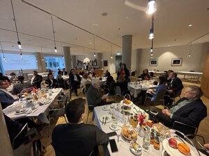 An den Tischen sitzen MdB, Mitarbeitende und Verbandsvertreter/innen bunt gemischt