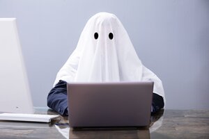 "Ghosting" beschreibt den plötzlichen Abbruch der Kommunikation ohne Erklärung. Der Begriff stammt eigentlich aus dem Dating-Kontext – doch inzwischen erleben auch viele Selbstständige Ghosting in ihrem Arbeitsalltag.