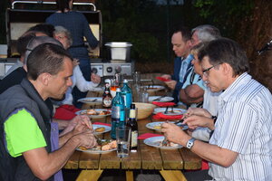 Teilnehmer genießen das leckere Essen