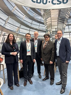Sieht aus wie Berlin, ist aber der CDU-Bundesparteitag 2026 in Stuttgart: Elvira Iannone (BDÜ Bundesverband der Dolmetscher und Übersetzer), Pascal Reddig MdB, der in der Rentenkommission sitzt, Andreas Lutz (VGSD), Marcus Pohl (isdv Interessengemeinschaft der Selbstständigen in der Veranstaltungswirtschaft, Sprecher der BAGSV), sowie Jörn Freynick (VGSD, v.l.n.r.). 