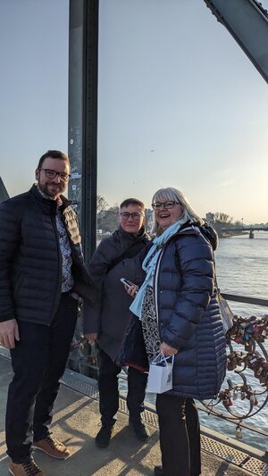 Frankfurt 2024 und auch 2025 in Karlsruhe dabei: Geschäftsführer Max Hilgarth, Barcamp-Moderatorin Doris Schuppe und in ihrer Mitte: Silke Wüstholz
