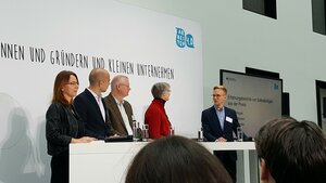 Victoria Ringleb (AGD e.V.), Henning Tillmann (Softwareentwickler),Joachim Groth (IT-Projektgenossenschaft eG), Dr. Inga Meincke (VFLL e.V.): Ausgewählte Teilnehmer des Kamingesprächs mit Andrea Nahles