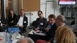 An Tisch 3 ging es im Gespräch mit MdB Christian Flisek um die Frage einer Mindestsicherung (Foto: spdfraktion.de)