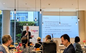 Andreas Lutz hält den Eröffnungsvortrag, hier über das Timing für uns wichtiger Gesetzesvorhaben