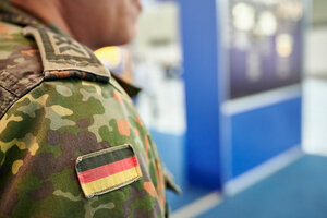 Ein Soldat der Bundeswehr vor dem Eingang eines Corona-Impfzentrums. 