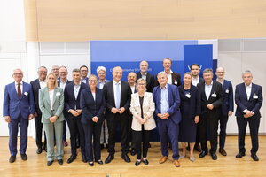Gruppenfoto mit der EU-Kommissarin
