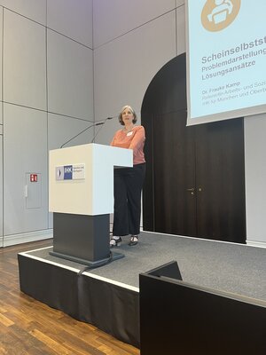 Frauke Kamp, Expertin der IHK zum Statusfeststellungsverfahren führt in das Thema ein