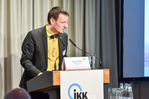 Jürgen Hohnl, Geschäftsfüher des IKKeV führt durch das Programm und zieht das Fazit