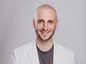 Simon Diez zaubert als Moderator Atmosphäre in jeden Saal