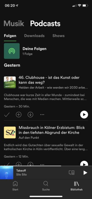 In der Spotify-Bibliothek gibt es einen eigenen Bereich für die die Podcasts. Hier findest du alle Folgen von Podcasts, denen du folgst (die Neueste zuerst). Unter "Downloads" findest du Folgen, die du heruntergeladen hast, um sie offline anzuhören. Am praktischsten finden wir "Shows": Hier findest du alle Podcast-Reihen, denen du folgst, sortiert nach dem Podcast mit der neuesten Folge.