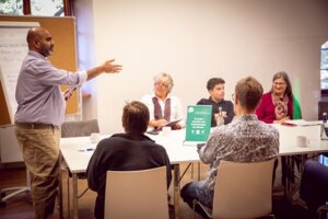 Die Teilnehmer/innen hatten die Qual der Wahl zwischen 36 Barcamp-Sessions. Hier erzählt Abbasali Merchant gerade, wie Selbstständige ihre IT-Sicherheit verbessern können. 