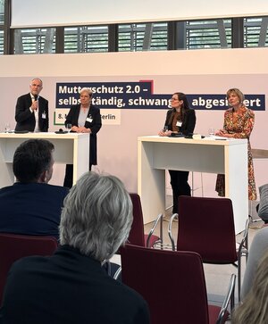 Unser Vorstandsvorsitzender Andreas Lutz (links) auf dem Panel. 