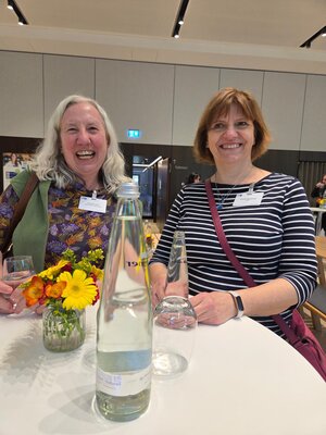 Langjährige VGSD-Mitglieder unter sich: Andrea Kleeberger und Claudia Dietl freuen sich über die Gelegenheit, sich beim IHK-Selbstständigentag zu treffen