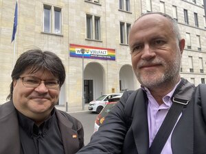 Selfie vor dem nächsten Termin: Andreas Lutz (VGSD) gemeinsam mit BAGSV-Co-Sprecher Marcus Pohl (ISDV) vor dem Bundesarbeitsministerum