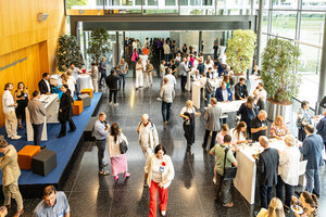 Die Gelegenheit zum Networking wurde intensiv genutzt. Auf der "Bühne" links boten IHK-Mitarbeitende in den Pausen zusätzlich kostenlose Beratung und Information über ihre Angebote an. 