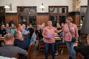 Silke Wüstholz (Vorstand) und Conny Rüping (Beirat) erklären das Rotating Dinner 2024