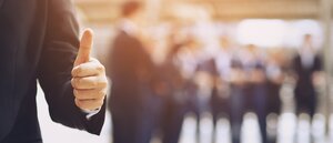 Daumen hoch für diese Entscheidung: Entgegen der ursprünglichen Pläne will die Regierung das Altersvorsorge-Depot auch für alle Selbstständigen öffnen.