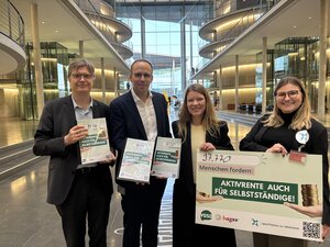 Faire Aktivrente auch für Selbstständige: Am Montag (1.12.) übergaben wir unsere Petition an drei Abgeordnete. Hier im Bild: Sascha Müller MdB (Grüne), Jörn Freynick (Leiter Politik VGSD), Doris Achelwilm MdB (Linke) und Mara Weinert (Campaining openPetition).