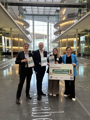Aktivrente auch für Selbstständige: Unsere Petition zu dieser Forderung haben wir am 1.12.25 an drei Bundestagsabgeordnete übergeben. Hier im Bild (v.l.n.r.): Sascha Müller MdB (Grüne), Jörn Freynick (VGSD), Mara Weinert (openPetition) und Katharina Beck MdB (Grüne). Nicht im Bild zu sehen ist Doris Achelwilm MdB (Linke), die die Petition ebenfalls entgegennahm. 