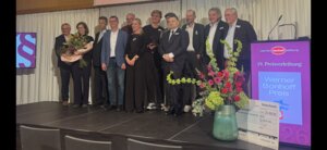 Gruppenfoto nach Preisverleihung: Milan von dem Bussche im Kreis früherer Preisträger und Mitgliedern der Jury und Stiftung