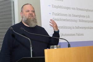 Jochen Schmidt, Kreativdirektor Salesware, aus Rain am Lech bei seinem sehr informativen Vortrag über KI