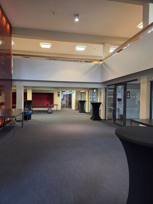 Das Foyer mit Kaffeeecken und direktem Zugang zu den Sessionäumen (rechts)