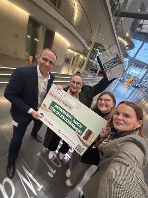Das Foto ist etwas wackelig, die Stimmung war dafür bestens: Jörn Freynick mit Jessica Seip, Mara Weinert und Michelle Roth von openPetition. 