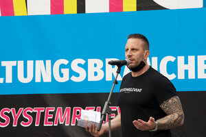 Mit der Message „Wir sind systemrelevant“ nehmen Veranstalterinnen und Veranstalter an den Berliner Demos teil, diese tragen sie teils auf bedruckten T-Shirts, wie hier der Organisator Daniel Domdey.